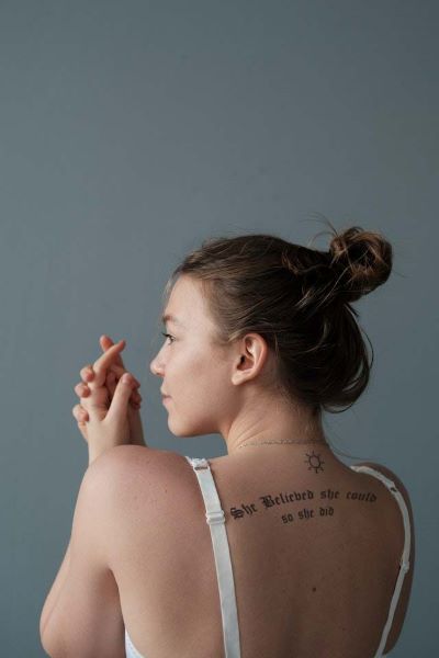 tatuaje mujer frase