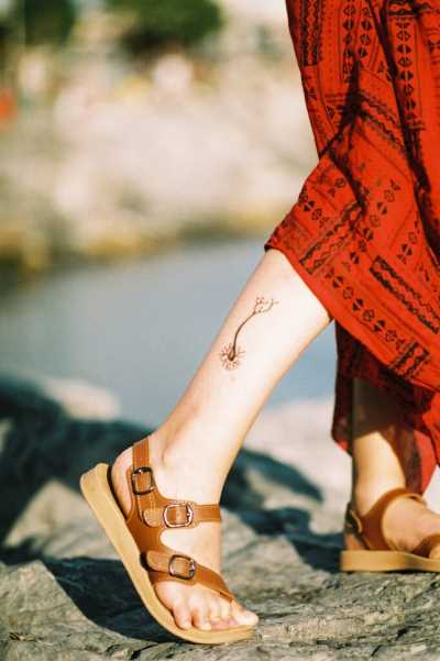 tatuaje mujer minimalista
