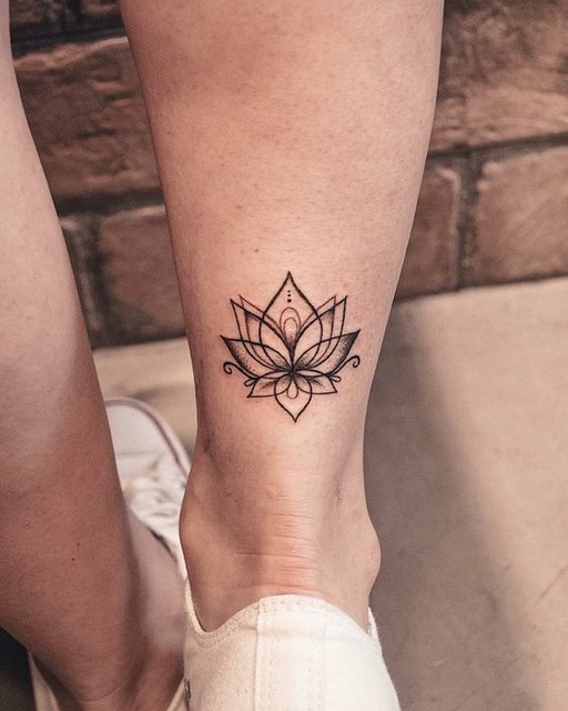 tatuaje mujer loto