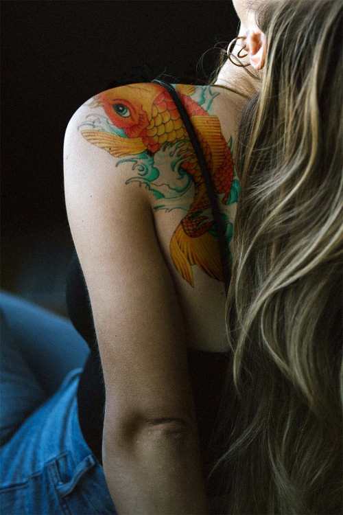 tatuaje pez koi mujer