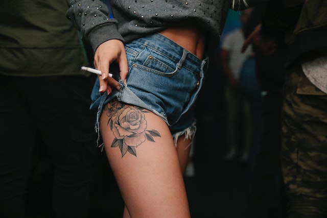 tatuaje flor mujer pierna