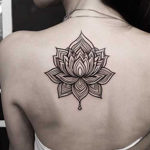 tatuaje flor de loto en la espalda