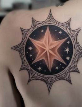 tatuaje estrella hombro