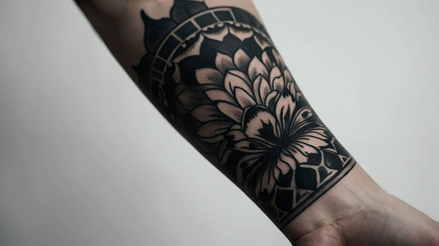 antebrazo flor de loto tatuaje