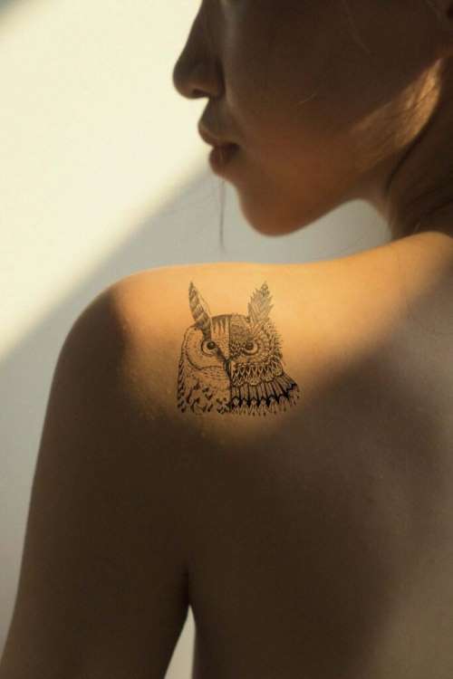 tatuaje mujer buho