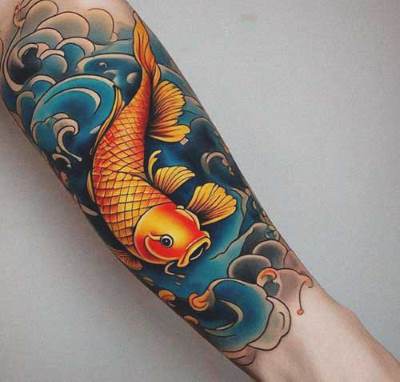 tatuaje pez koi naranjo en el brazo