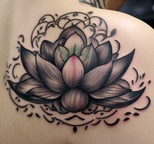 tatuaje flor de loto en el hombro