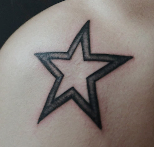 tatuajes de estrellas en el hombro