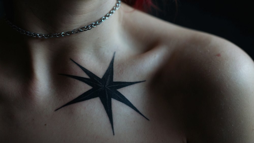 Tatuajes de estrellas en el hombro